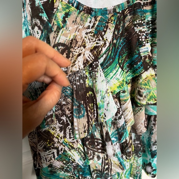 🪶Abstract Feather Print Ruffle Blouse - Picture 4 of 8